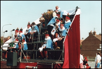 Cavalcade_2001_006.jpg